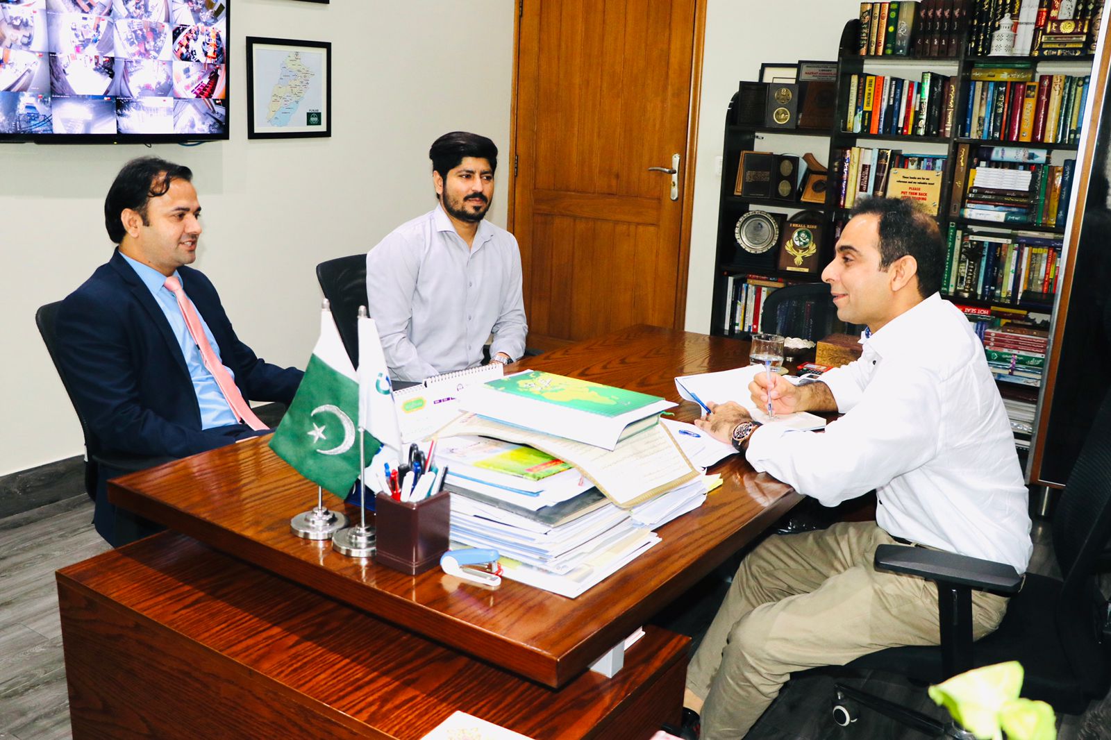 CLO met with Qasim Ali Shah and decided to work together for the promotion of academic integrity in HEIs and capacity-building for the faculty and students